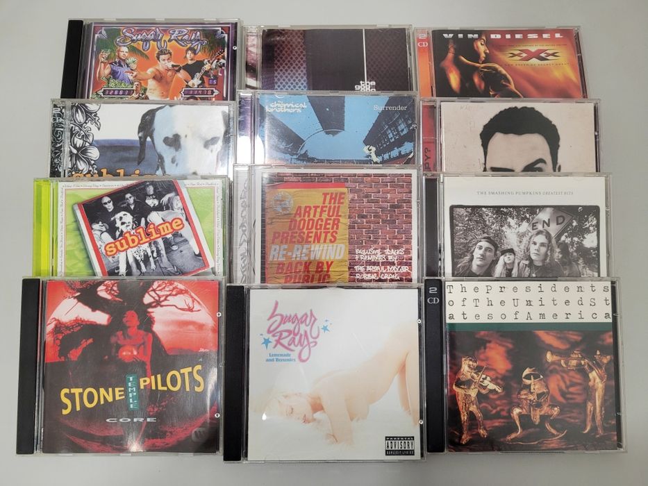 CDs de música de várias bandas e estilos musicais