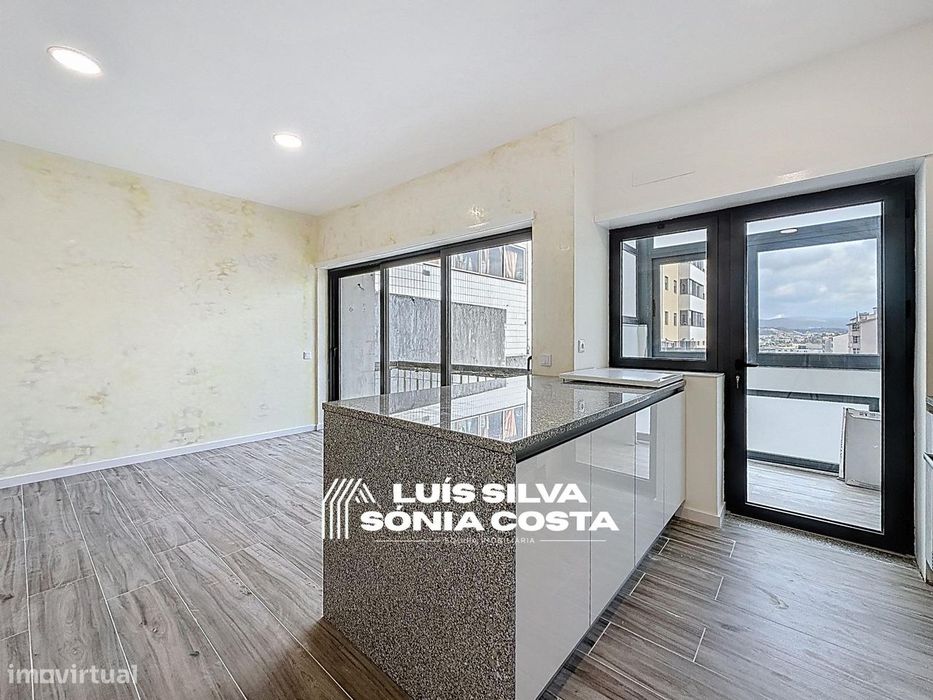Apartamento T4 Totalmente Remodelado com 2 Varandas e Elevador –...