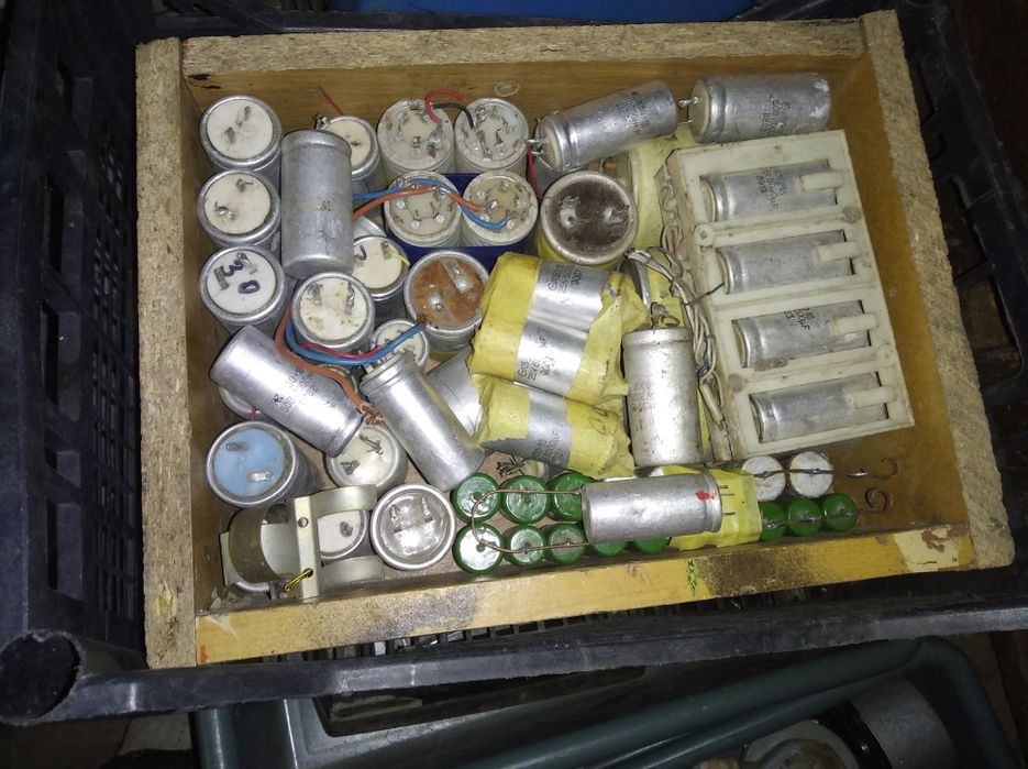 Конденсаторы электролитические и неполярные, рабочие , набор емкости