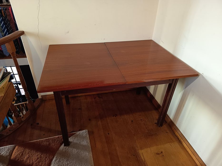 Mesa de madeira extensível