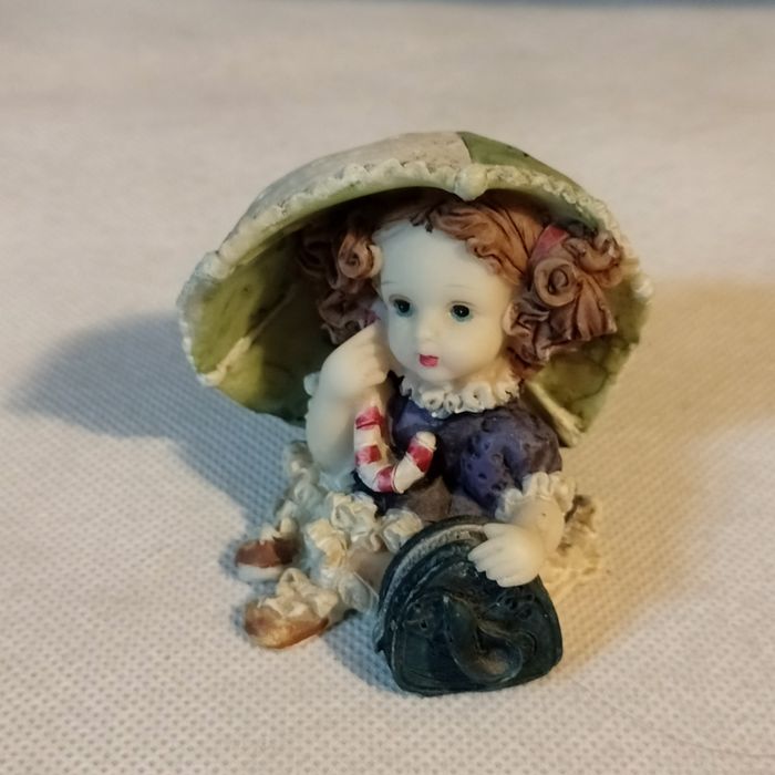 Old resin angels/dolls64585434140801120