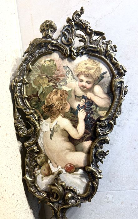 Antiga estrutura de espelho de mão em bronze com amorosos anjnhos