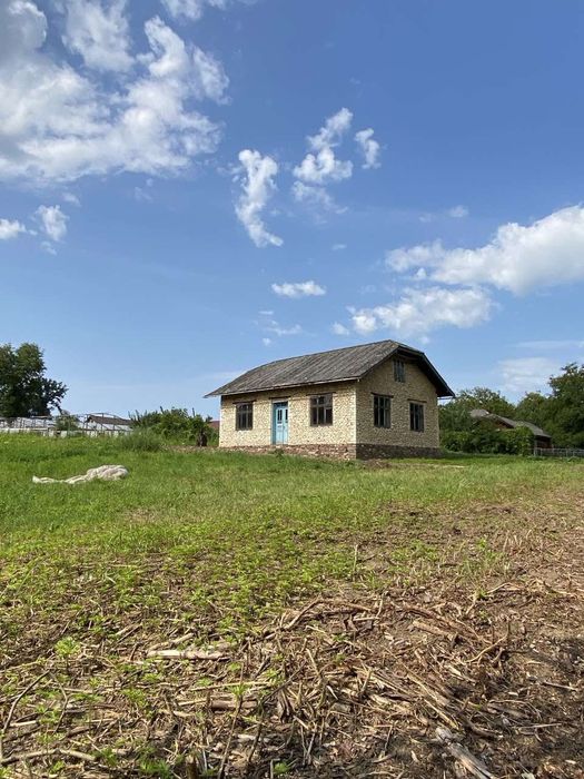 Будинок на березі річки Дністер