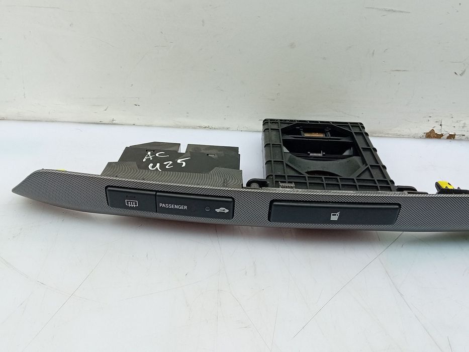 Moldura da consola central / rádio / aro TOYOTA Avensis Sedan (_T22_)