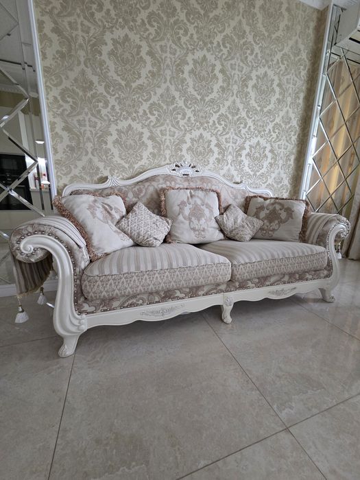 Комплект меблів для дому у стилі Бароко.