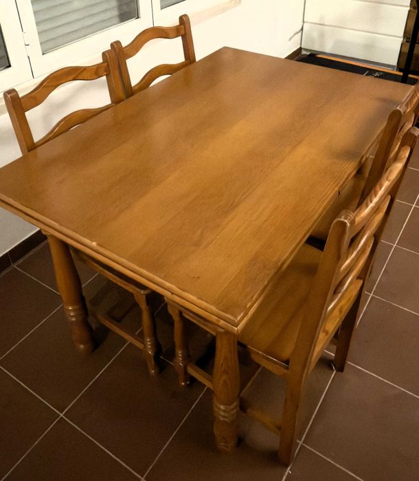 Conjunto de Mesa de Jantar em Madeira Maciça – Extensível – 4 Cadeiras