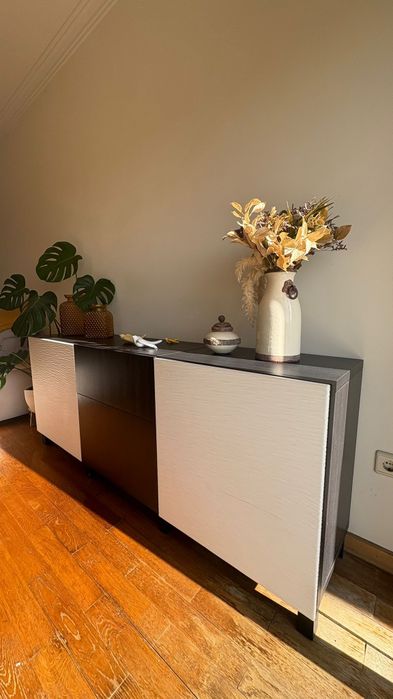 Móvel aparador com 2 portas e 2 gavetas