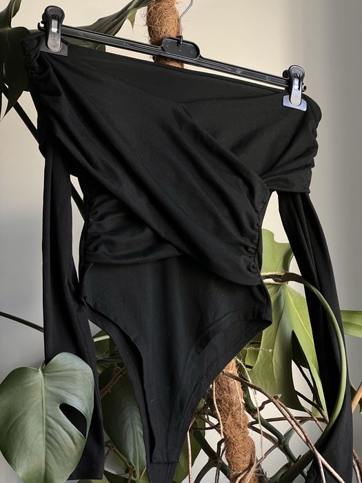 Боді з відкритими плечима