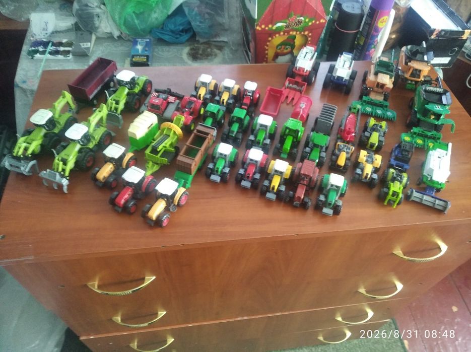 різні моделі тракторів і комбайнів моделі 1:87 ,1:64