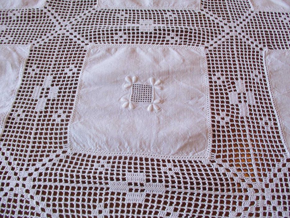 Toalha de mesa linho bordado e com renda - 2,30m x 1,50m