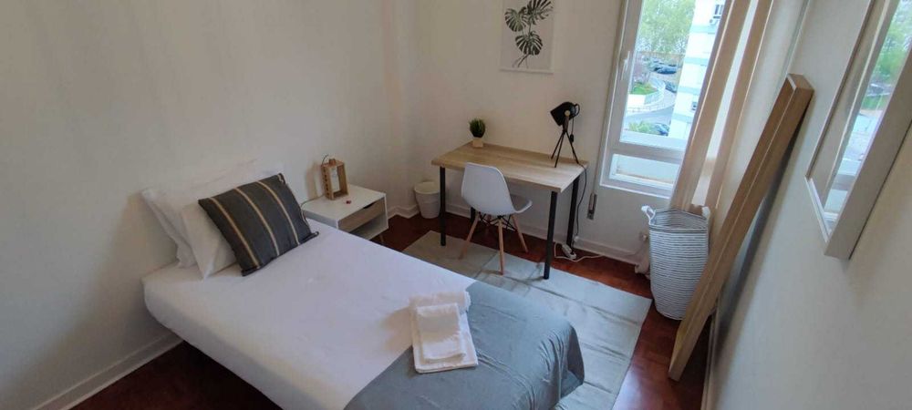 Roupeiro, secretária, colchão, etc