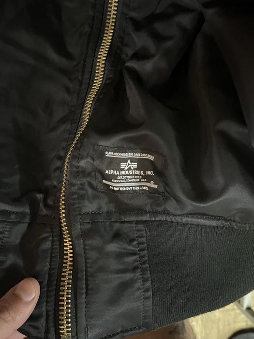 Продам бомбер alpha industries