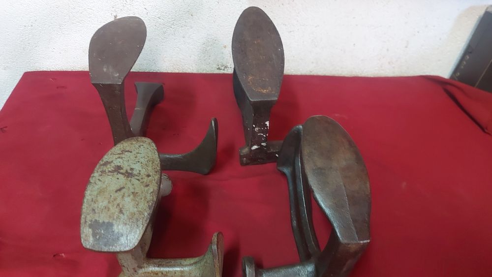 Várias sapateiras antigas
