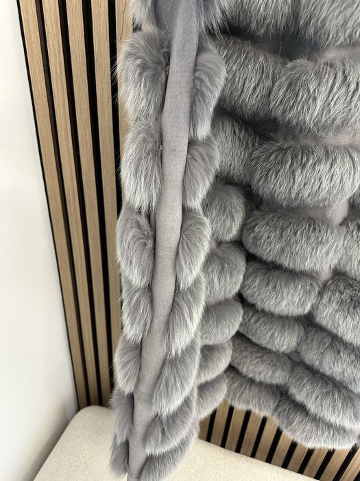 Шуба з натурального хутра (песця), безрукавка.