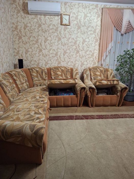 Диван в гостинну