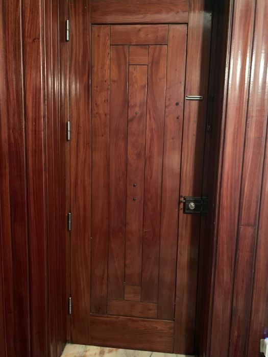 Porta da rua de madeira maciça e batente