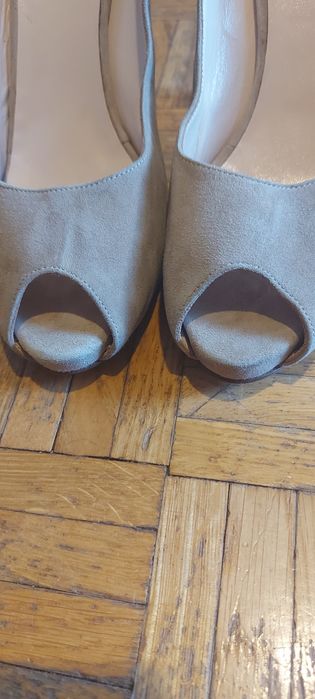Włoskie zamszowe beżowe szpilki Botticelli