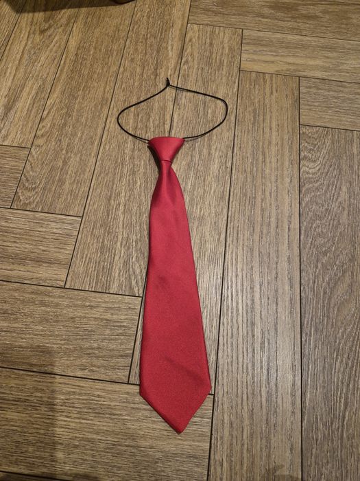 Czerwony krawat chłopięcy