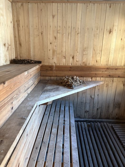 Чудовий заміський будинок поруч з містом