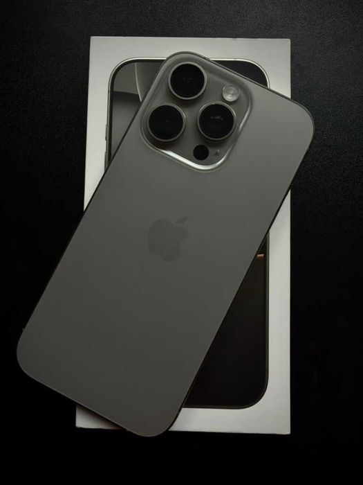 iPhone 16 Pro 256GB Tytan naturalny, bateria 90%, 5 etui w tym Rhode
