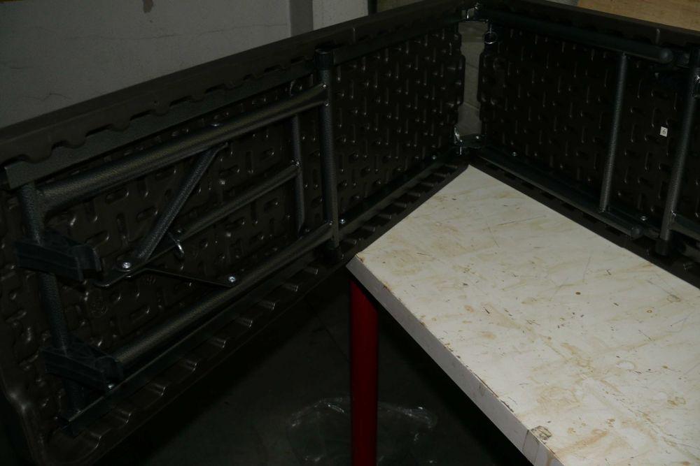 Banco dobrável da marca DIEMPI, na cor preta.