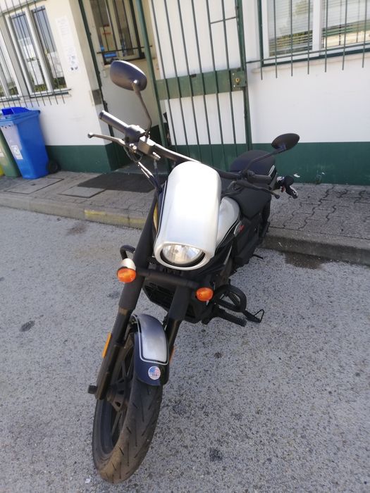 UM  RENEGADE sport 125cc.     Venda/troca