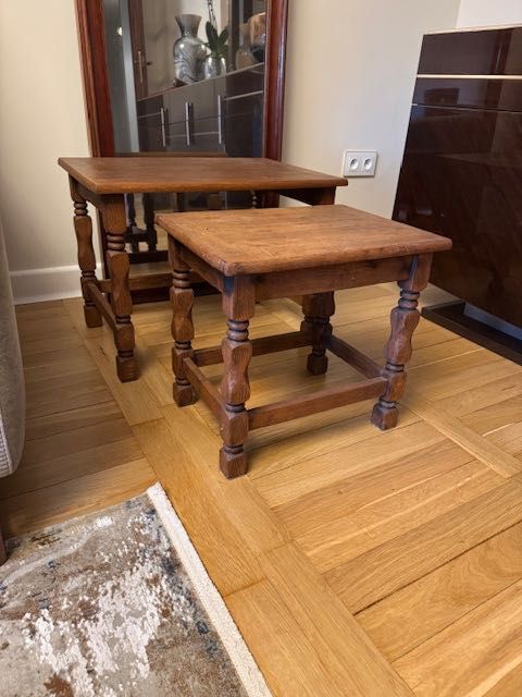 Dwa stoliki drewniane.