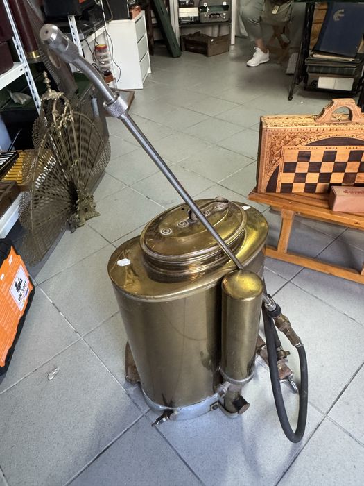 Pulverisador antigo em latão