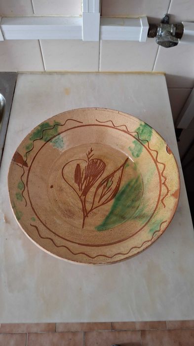 Prato rústico em barro com pintura manual