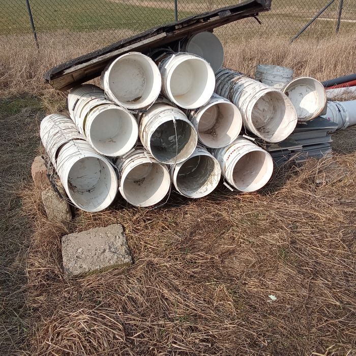 Wiadra po tynku sprzedawane po 10 sztuk