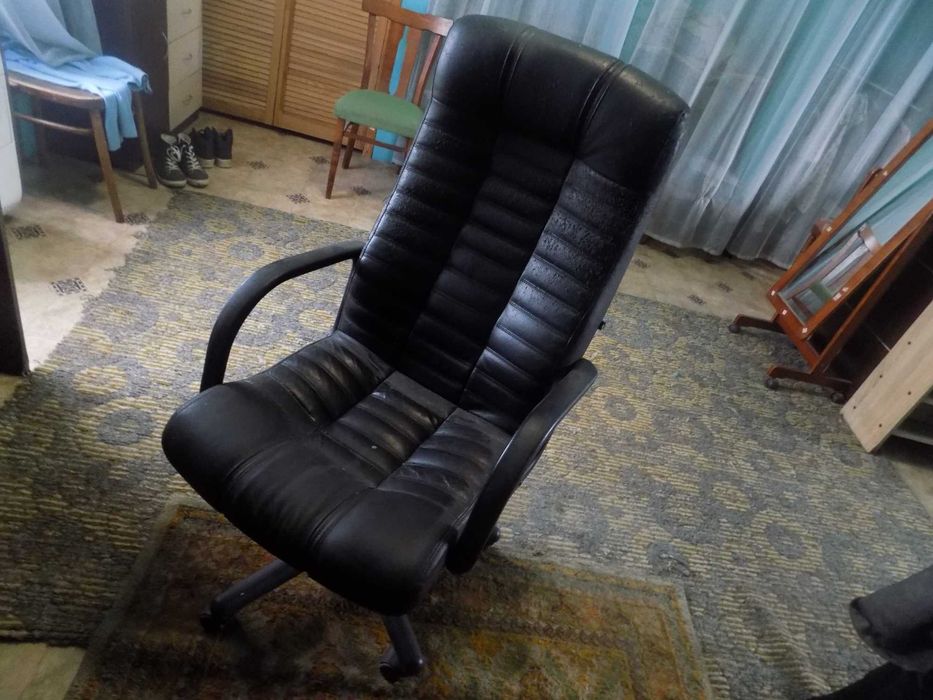 Крiсло компьютерне, робоче, натуральна шкiра, г\цилiндр, не пересилаю.