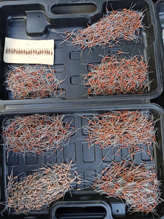 Радиодетали много! конденцаторы, резисторы, диоды...