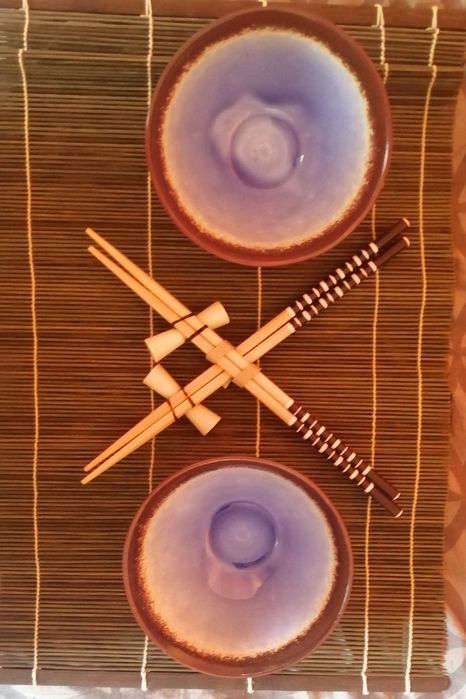 Conjunto  2 taças/bowl  porcelana, talheres e individuais Loja Gato