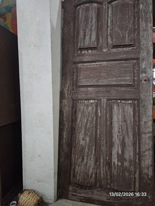 Porta Antiga em Madeira Maciça (Possivel Sucupira) – 220 × 85 cm