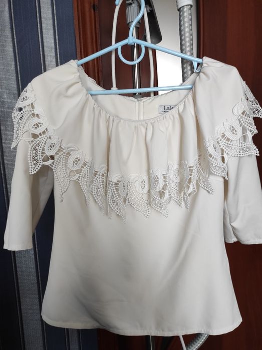 Блузка білого кольору
