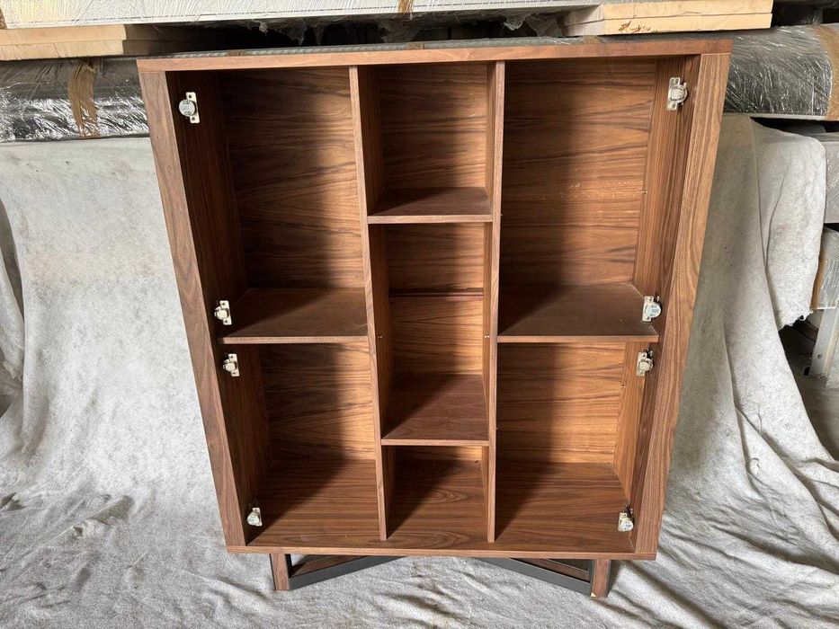 Móvel aparador vertical sem portas em madeira escura