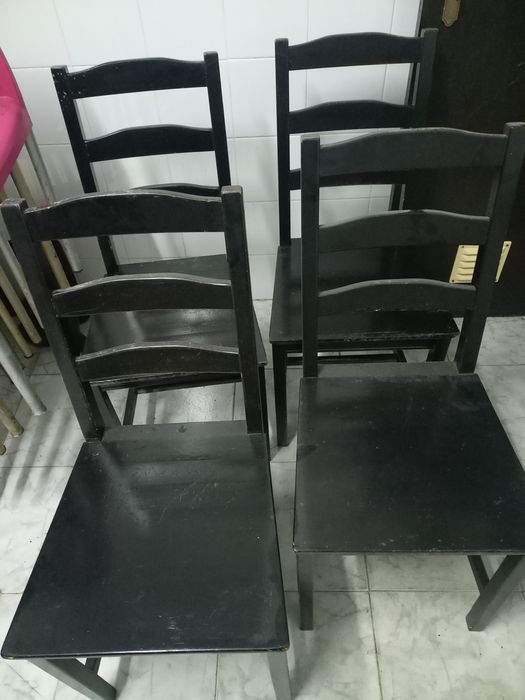 Cadeiras pretas em madeira