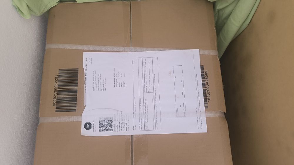 Frigorífico novo na caixa