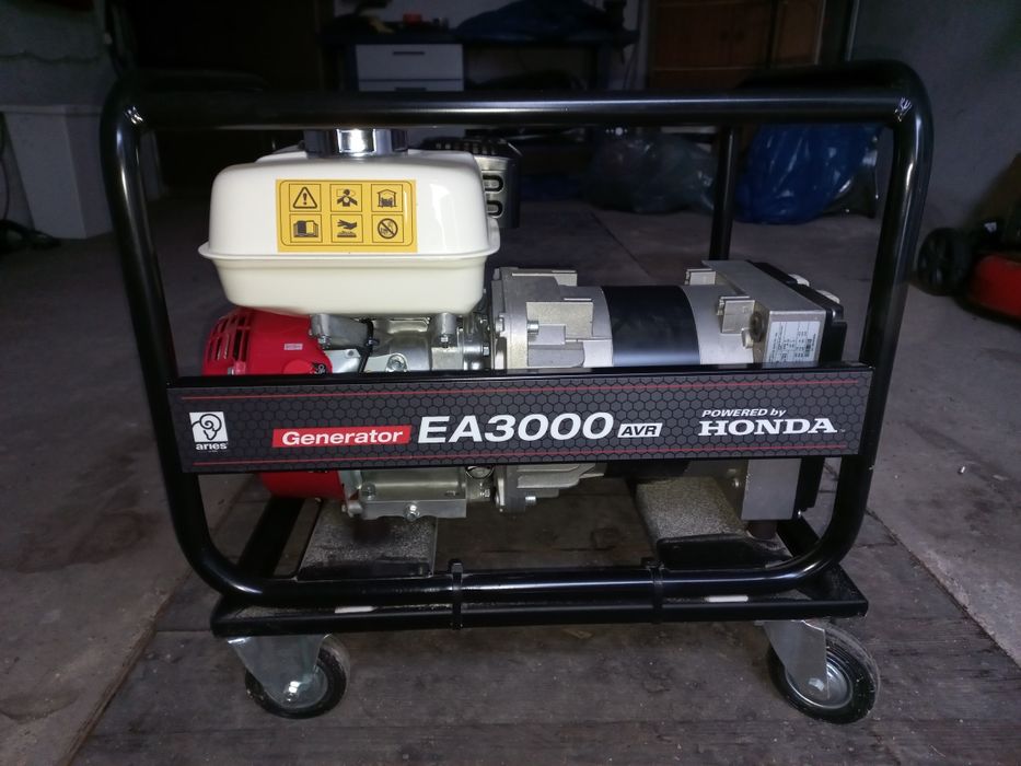 Agregat z silnikiem Honda EA3000AVR