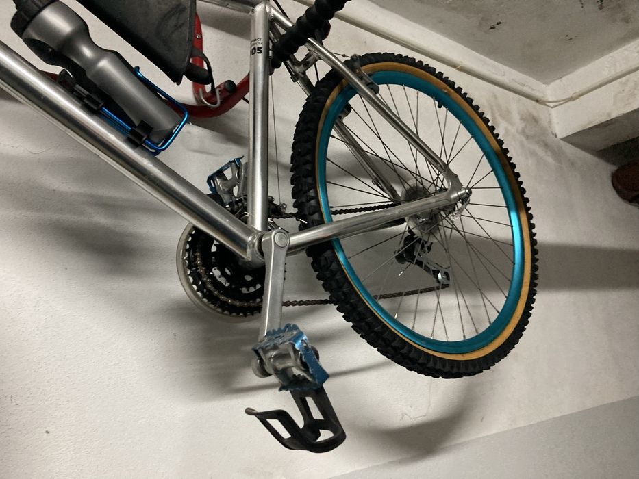 Vendo duas bicicletas a andar