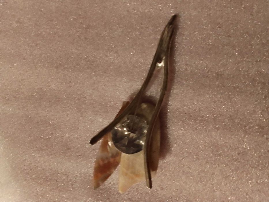 broszka  kolorze srebra z kamieniami //nowa//