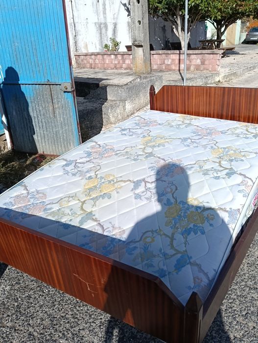 Cama de casal com mesa de cabeceira