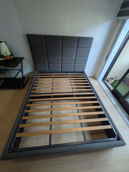 Cama de Casal Estofada Cinza Escuro – Como Nova!