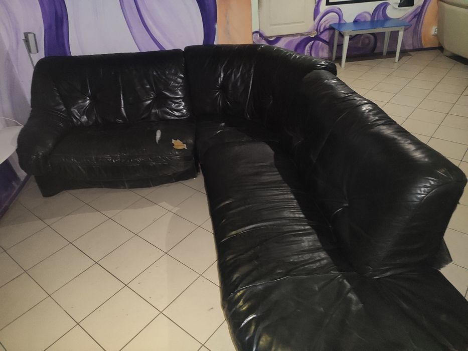 Великий кутовий шкіряний диван, є потертості