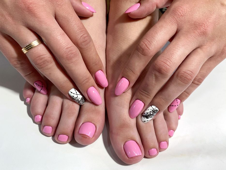 Нарощування нігтів, педикюр. ЦЕНТР, вул. СОБОРНА (наращивание ногтей)