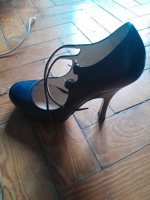 Calçado PRADA com pouco uso nr 37 em preto e outro nr 36,5 em azul