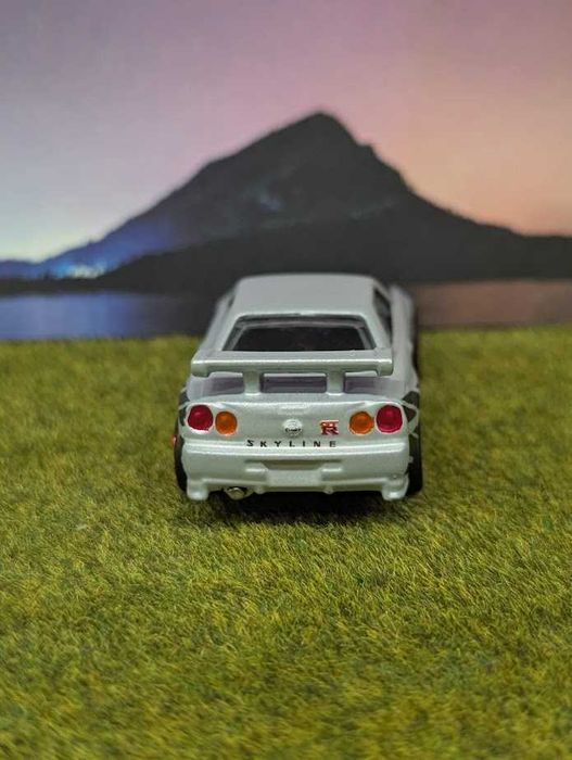 Hot Wheels Nissan Skyline GT-R BNR34 + Custom Pearl White