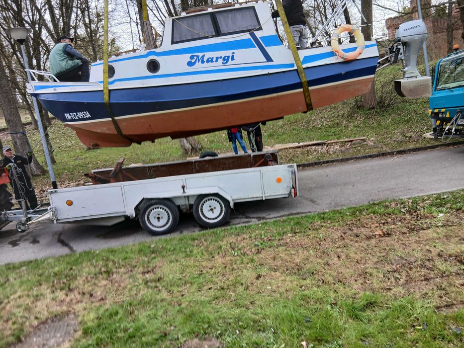 Łódz motorowa, jacht motorowy.