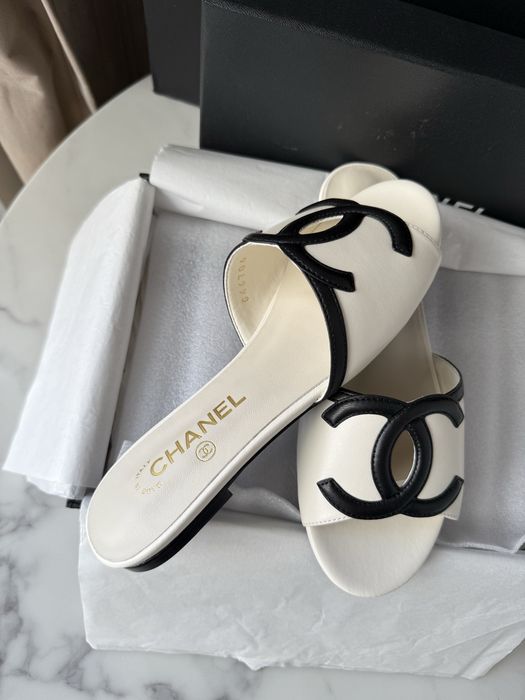Klapki Chanel White Leather