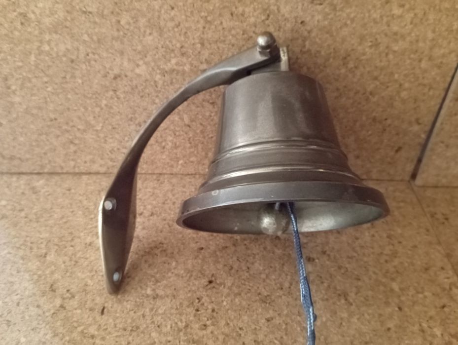 Sino em latão com suporte